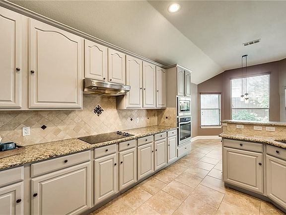 5th image of 14 Brook Hollow Ln