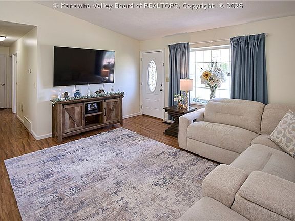 4th image of 51 Cambridge Dr