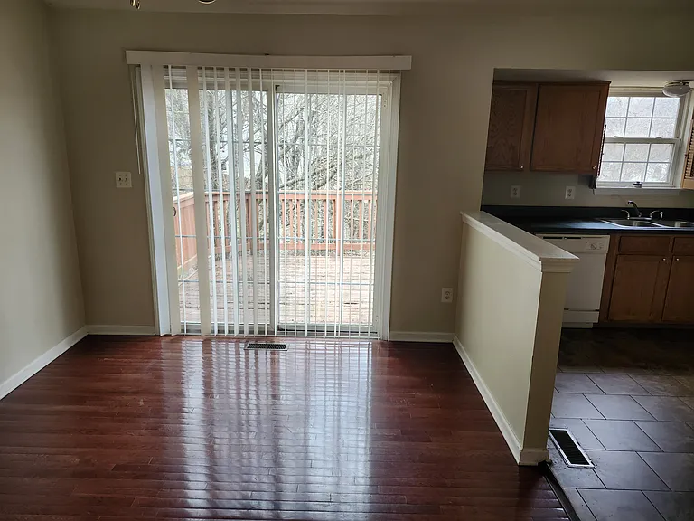 8 Pembroke Ln — Photo 6