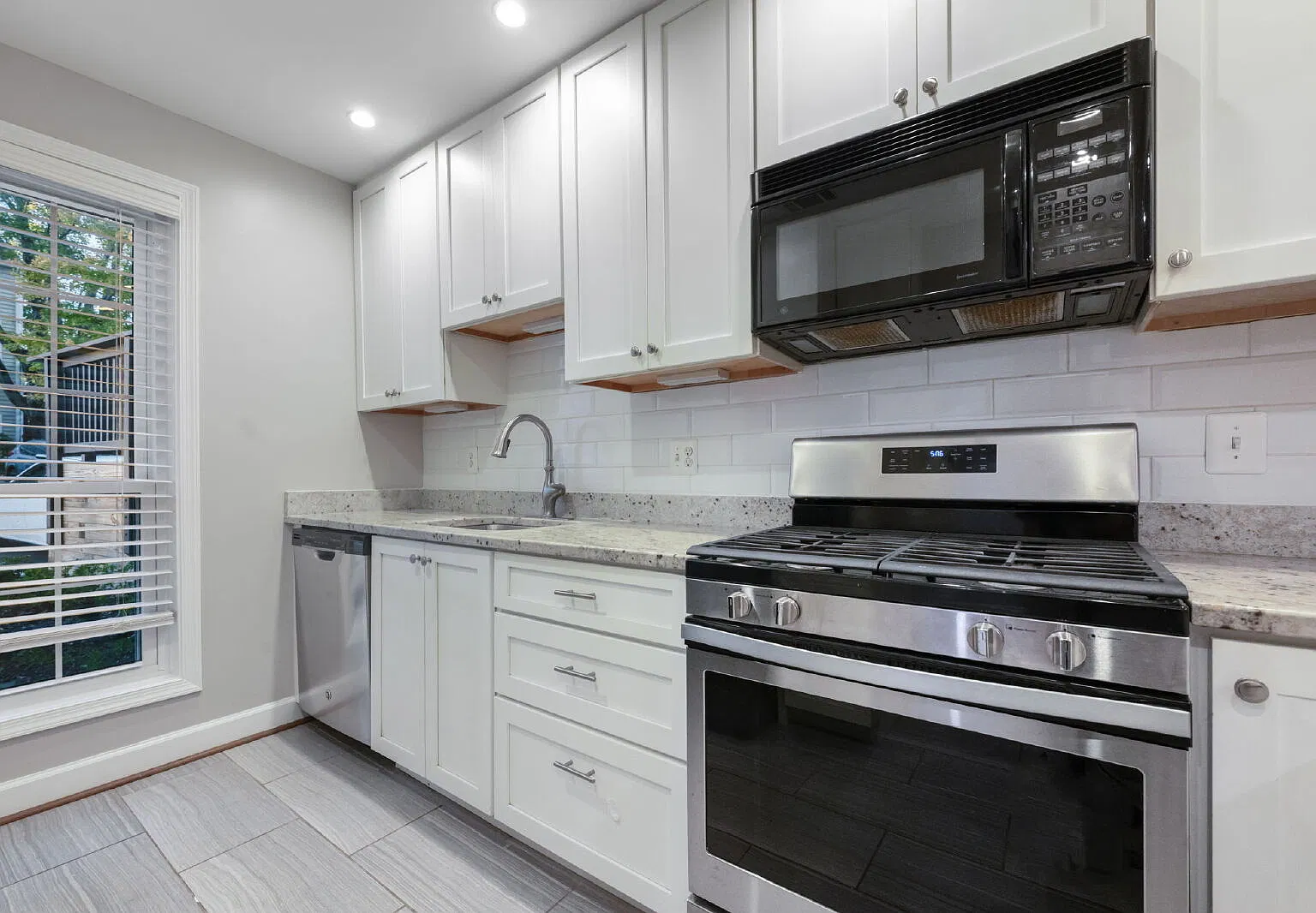 2 bed, 1.0 bath, 1242 sqft, $2,395 — Photo 2