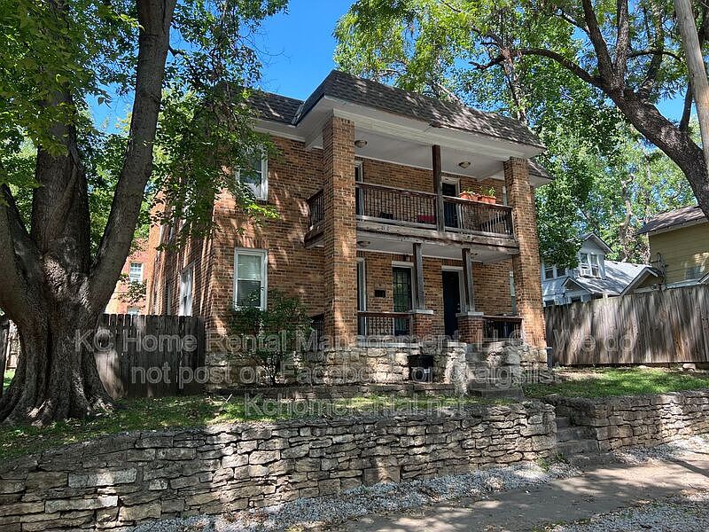 1st image of 1110 W 41st Ter APT 1W