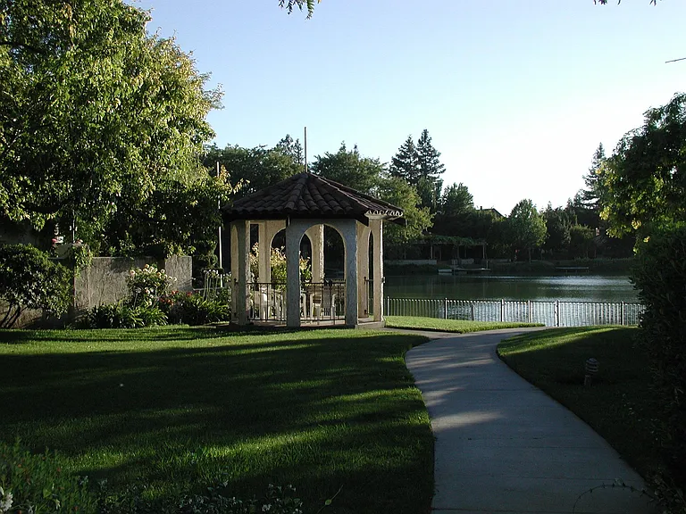 Sunset Villas Gazebo and Stonegate Lake access