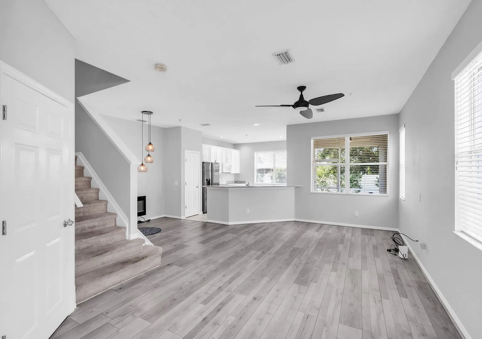 Beautiful 3-Bedroom Home in Prime Sarasota Location Spacious, Updated & Move-In Ready! — Photo 2