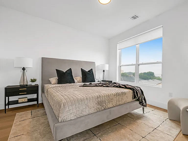 651 38th St #Penthouse 10 — Photo 14