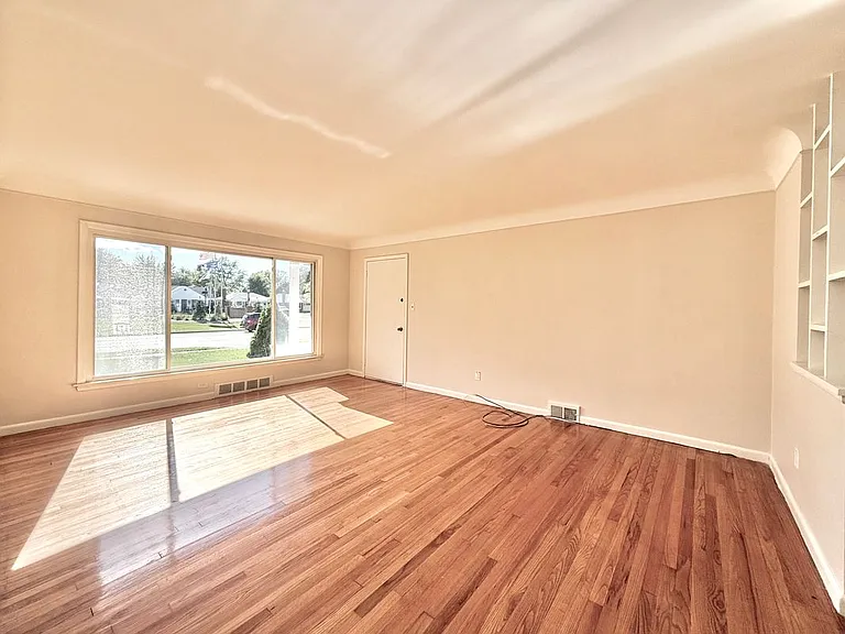 2180 Vernier Rd — Photo 5