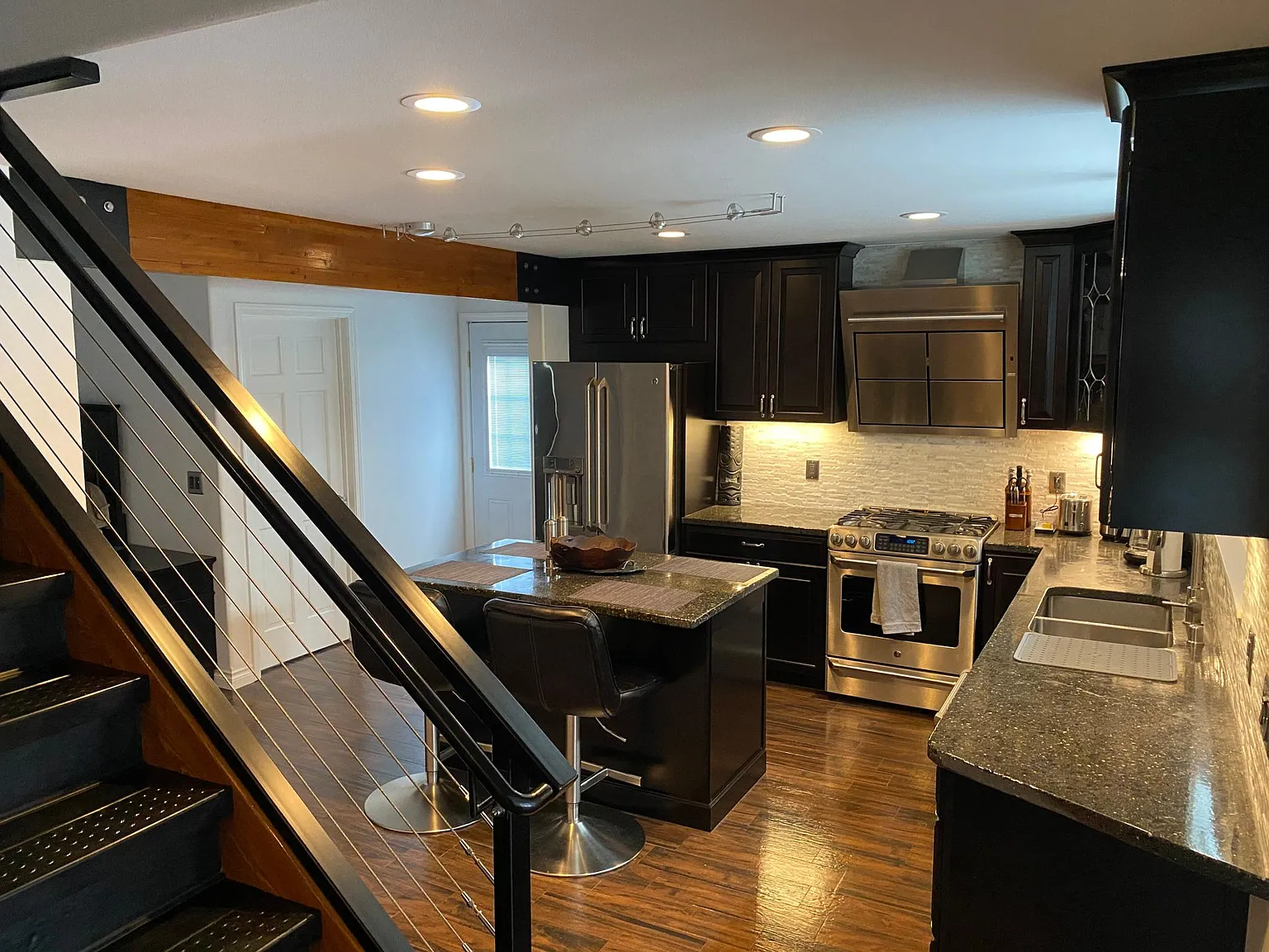 3 bed, 1.5 bath, 2200 sqft, $3,400 — Photo 3