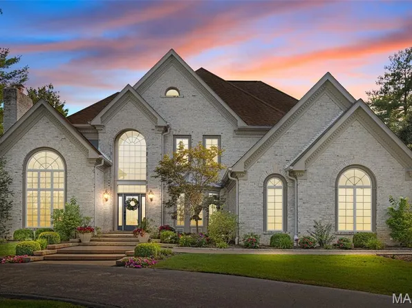 2011 Kingspointe Dr, Chesterfield, MO 63005