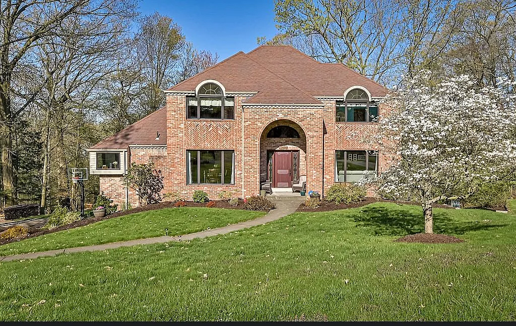 2571 Barnwood Dr photo 1