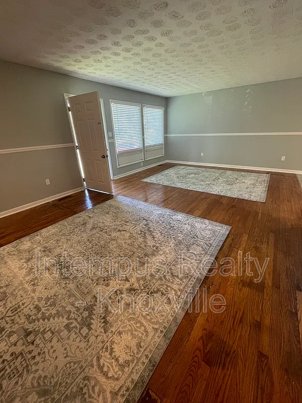3 bed, 2.0 bath, 1350 sqft, $1,950 — Photo 2