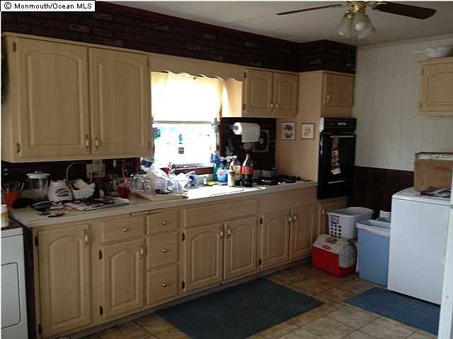 2nd image of 2402 Maple St