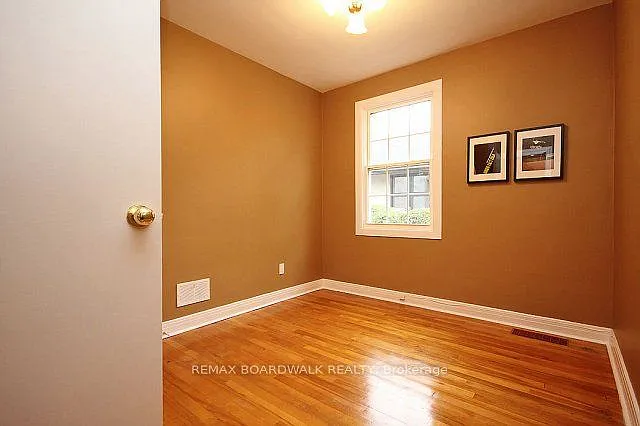 209 Knox Cres — Photo 10