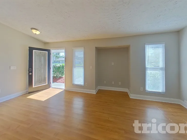 554 Peregrine Ct — Photo 3