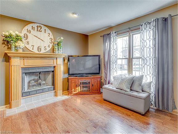 4th image of 1975 Cherrywood Ln