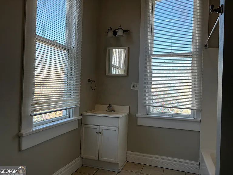 836 E Henry St #C — Photo 8