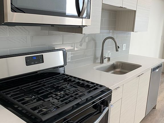 3rd image of 3945 Ingraham St #27