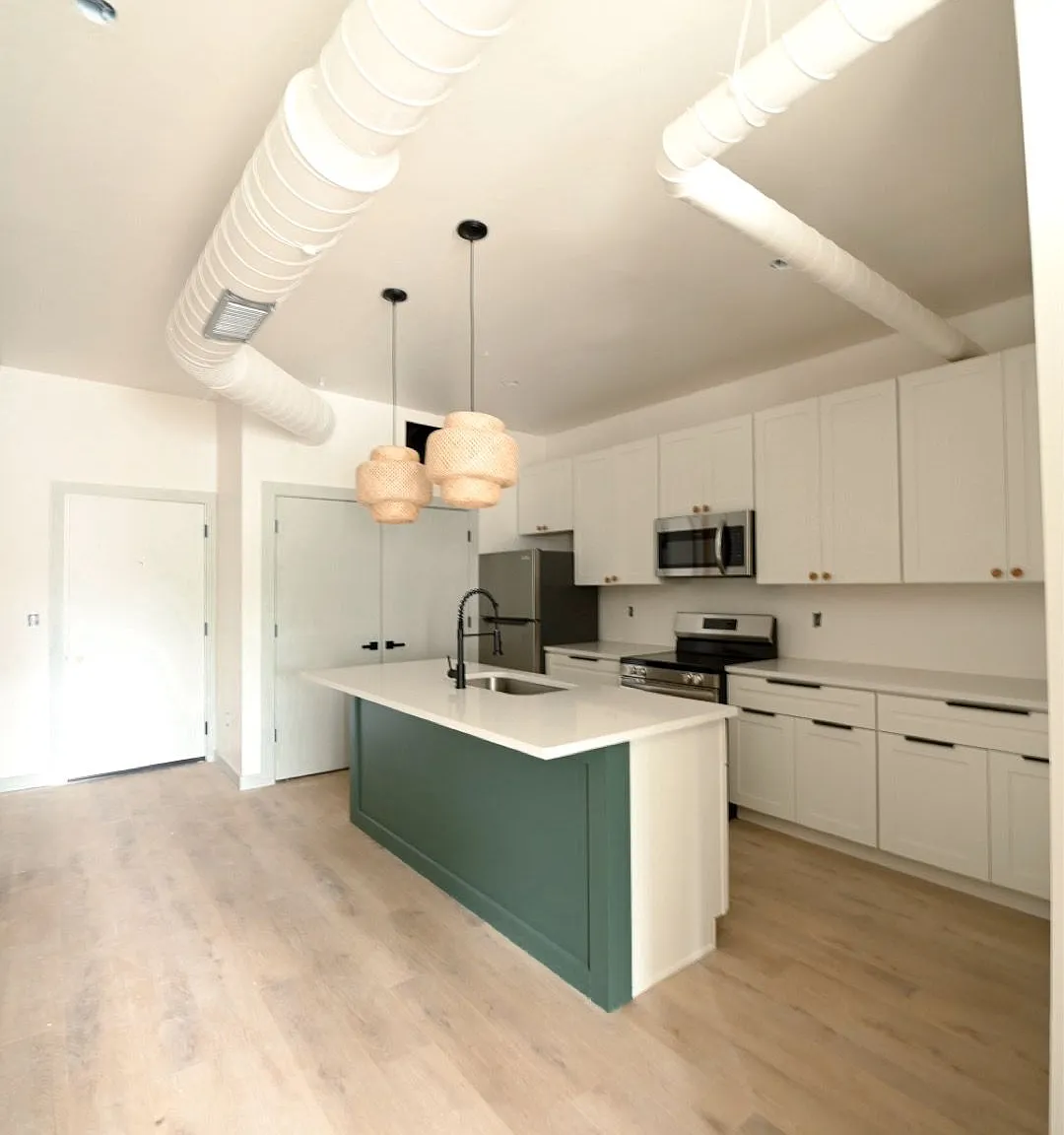 2 bed, 2.0 bath, 1035 sqft, $1,900 — Photo 2