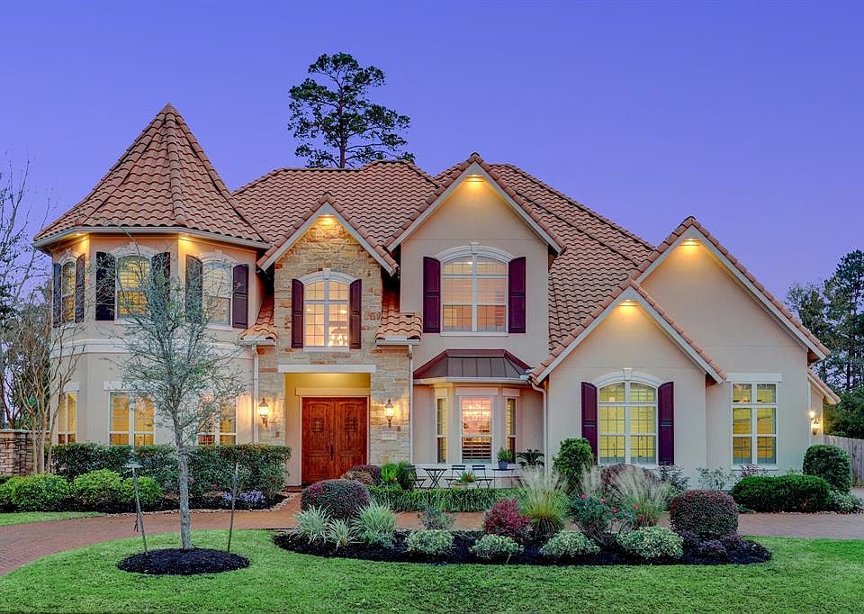 Beautiful french style home with a Courtyard overlooking the Lake.