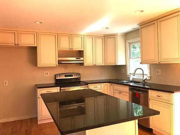 Kitchen w/granite countertops