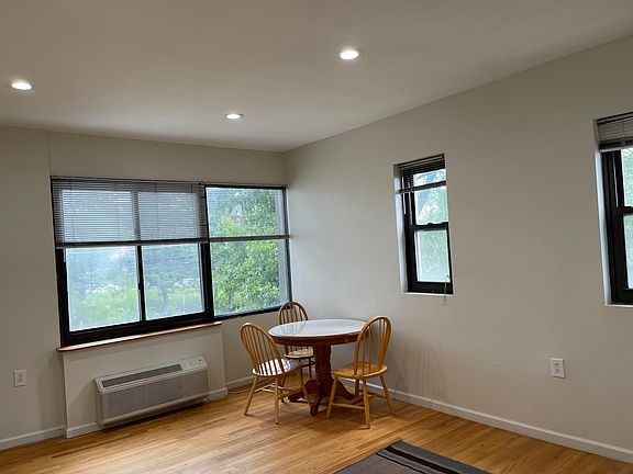 4th image of 60 Strawberry Hill Ave Unit 101