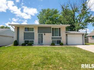 302 Lynnhaven Dr, Washington, IL 61571