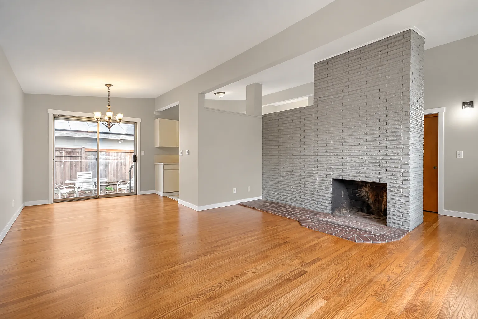 3 bed, 1200 sqft, $2,900 — Photo 3