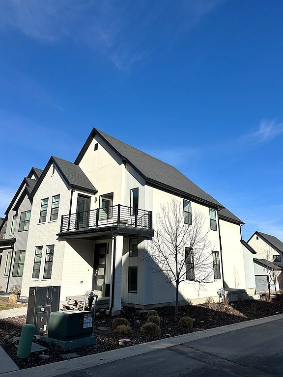 2413 N Gotland Way - Property Image