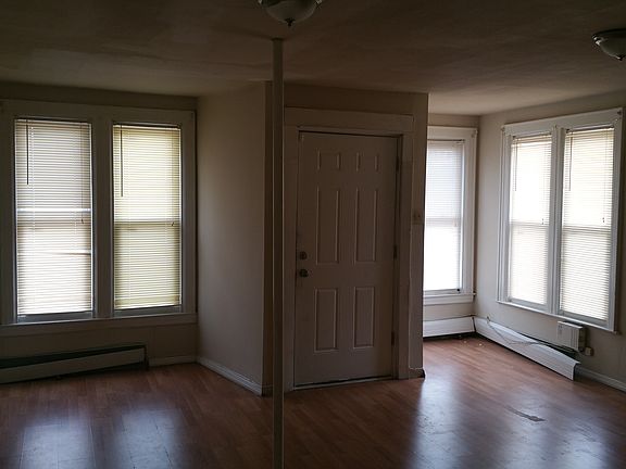 5th image of 122 Northfield Ave #1