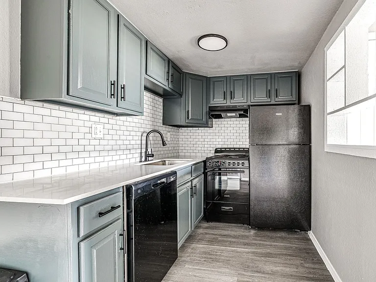 Alexis Park Apartments — Photo 16