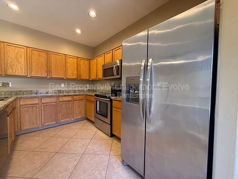 914 E Christine Pl — Photo 12
