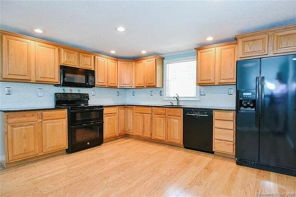 3 bed, 1.5 bath, 1224 sqft, $3,300 — Photo 4
