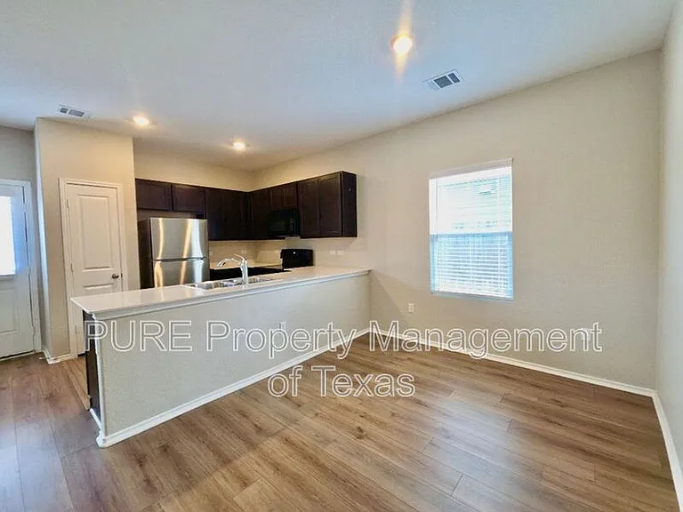 301 Freshwater Dr — Photo 8
