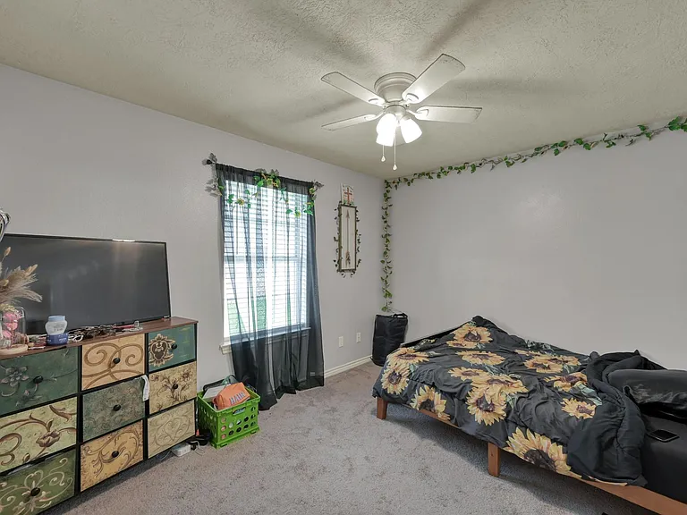 410 Freeman Ave — Photo 5