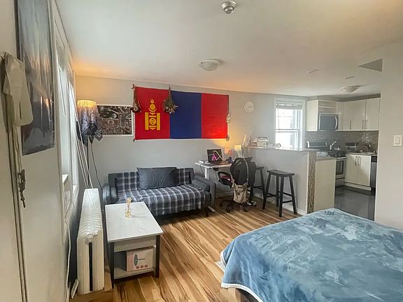 2nd image of 174 Clarence St #7