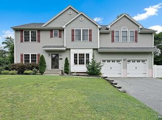 95 White Pond Rd, Waldwick, NJ 07463