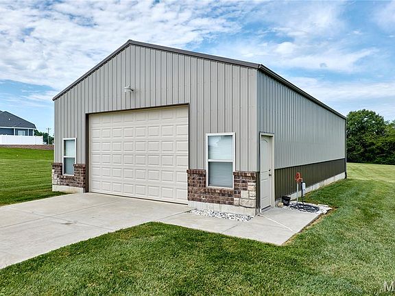 3rd image of 21 Pheasant Pointe Dr