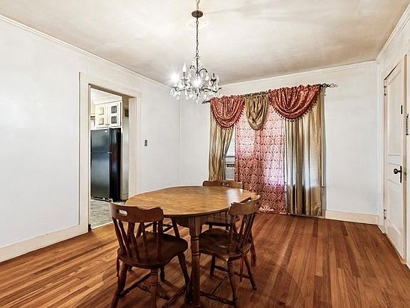 8th image of 804 W 10th St