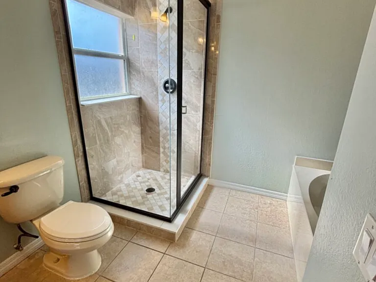 1405 Trafalgar Pkwy — Photo 35