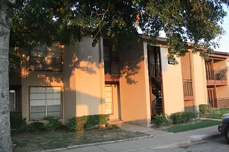 Twin Oaks — Photo 2