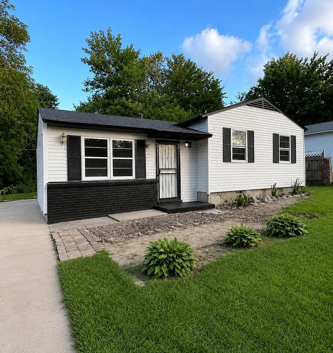 3 bed, 854 sqft, $1,195 — Photo 1