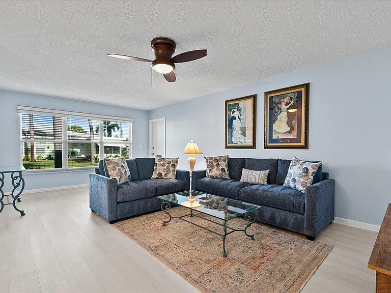 220 Country Ln #B — Photo 5