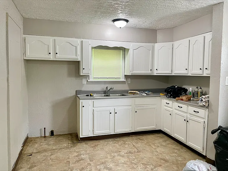 687 Storer Ave — Photo 2