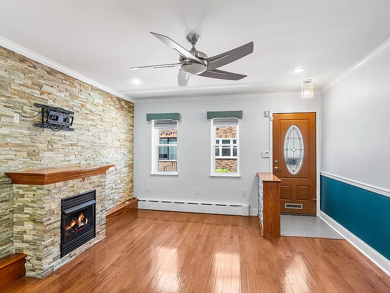 1725 S Iseminger St — Photo 5