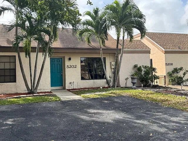 5202 Nutmeg Dr — Photo 2