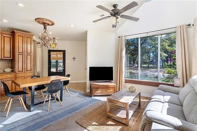 2 bed, 2.0 bath, 900 sqft, $1,950 — Photo 4