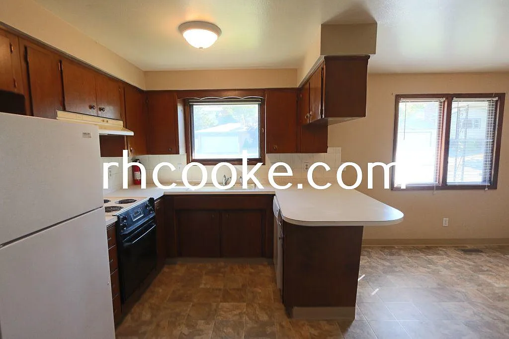 3 bed, 2544 sqft, $1,900 — Photo 4
