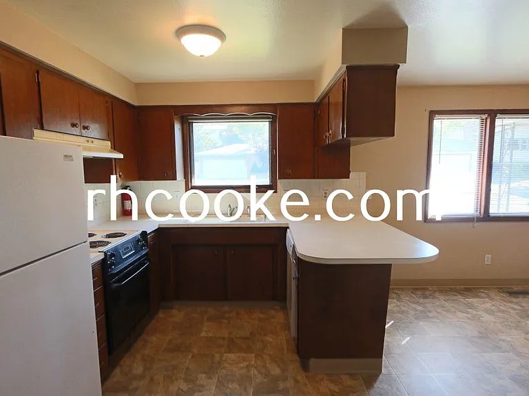 5711 N Greenwood Blvd — Photo 4