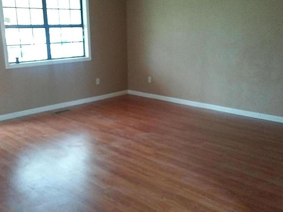 5th image of 215 Broken Bow Ln