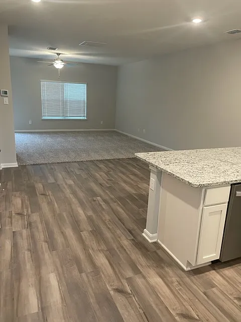 5 bed, 2.5 bath, 2702 sqft, $2,395 — Photo 3