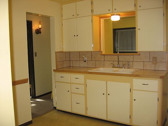 Kitchen - space for breakfast table