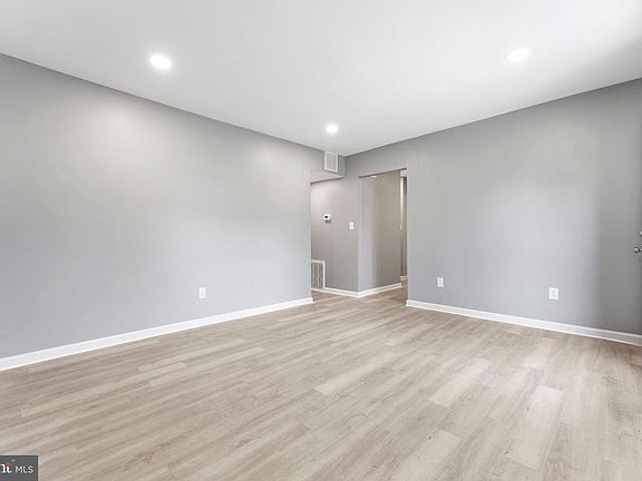 5th image of 462 Anderson Dr